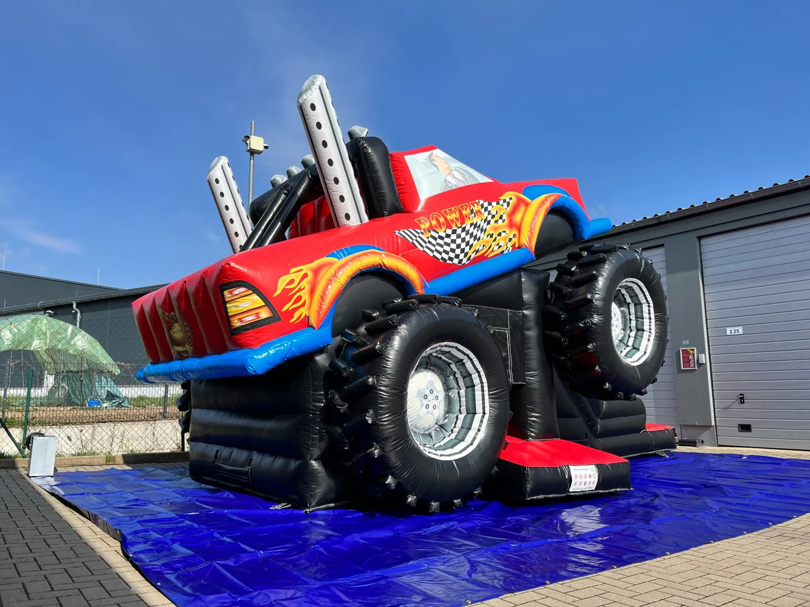 Monstertruck Hüpfburg Bild 3