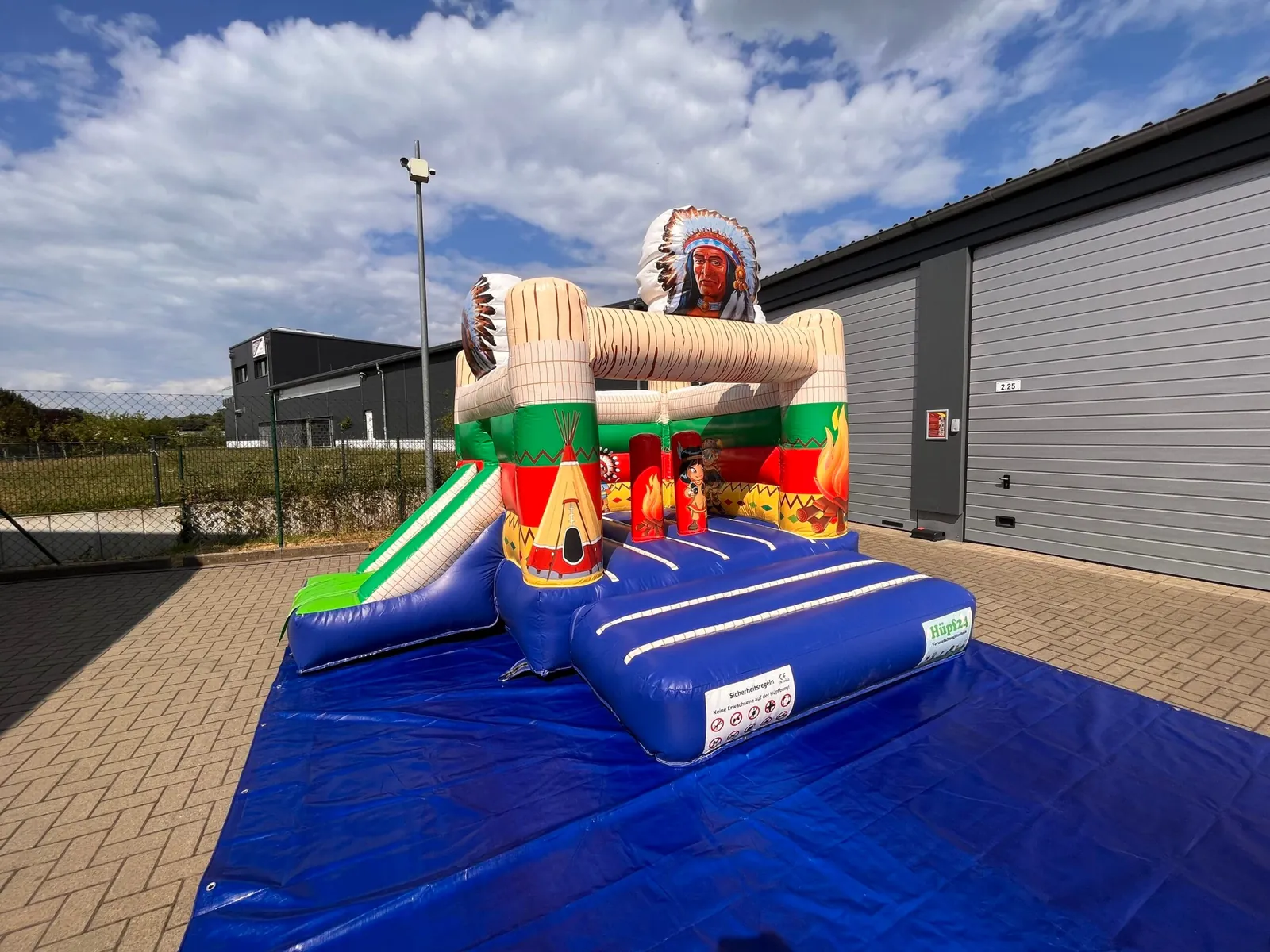 Indianer Hüpfburg Bild 6