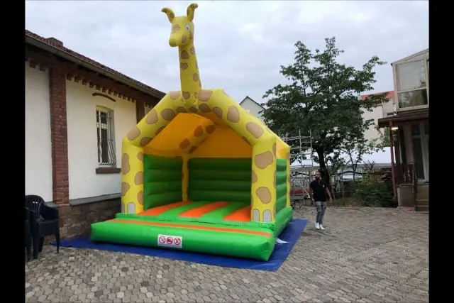 Giraffen Hüpfburg Bild 2