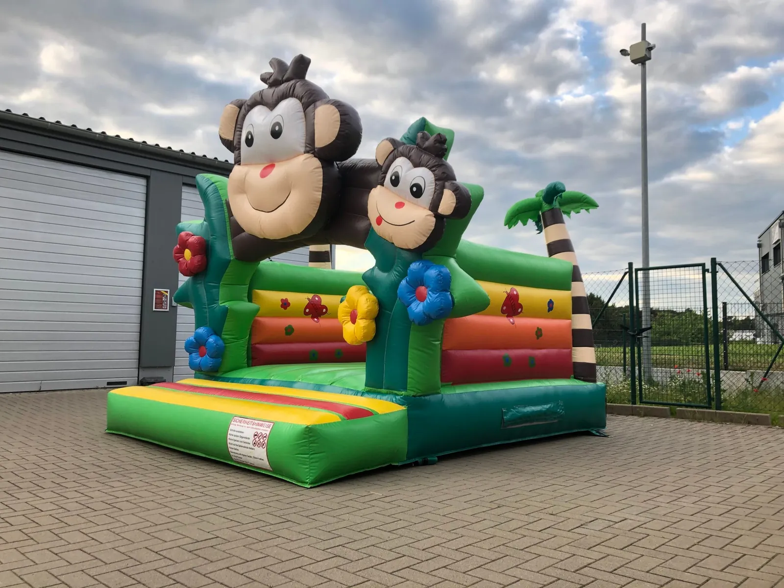 Äffchen Hüpfburg Bild 2
